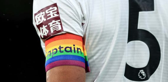 El capitán del Aston Villa, Tyrone Mings, porta el brazalete arcoiris en un Aston Villa-Crystal Palace.
