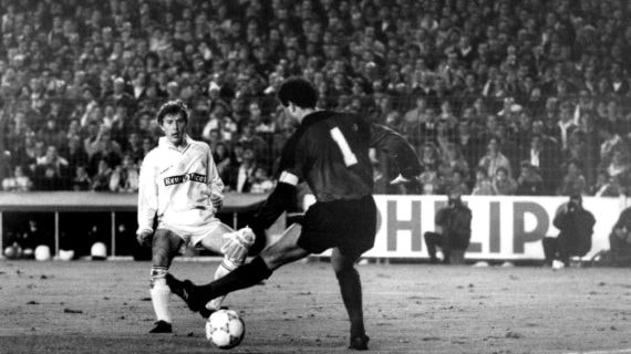 La liga 89-90 es la última que dio TVE en abierto para todo el territorio nacional.