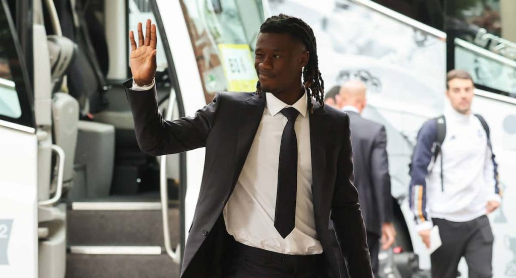 Camavinga saluda a la afición en su llegada a Londres.