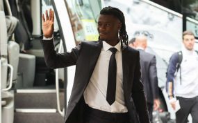 Camavinga saluda a la afición en su llegada a Londres.
