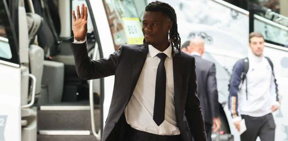 Camavinga saluda a la afición en su llegada a Londres.