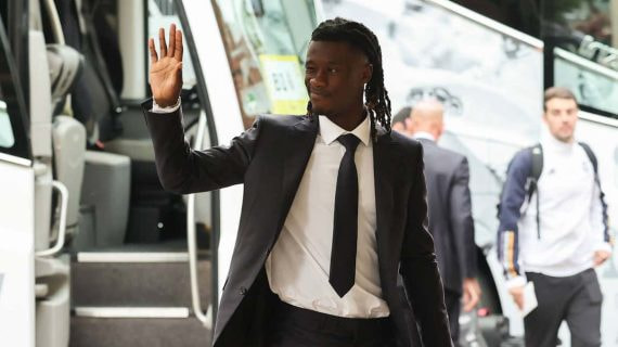 Camavinga saluda a la afición en su llegada a Londres.