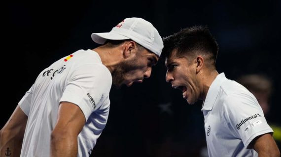 Galán y Chingotto celebran un punto.