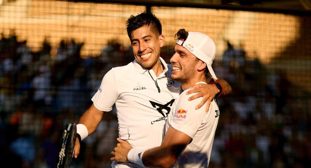 Ale Galán y Fede Chingotto celebran la victoria en Sevilla.