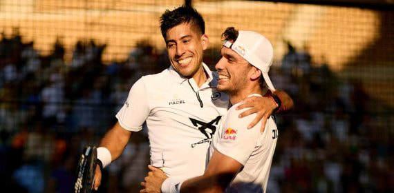 Ale Galán y Fede Chingotto celebran la victoria en Sevilla.