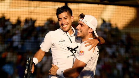 Ale Galán y Fede Chingotto celebran la victoria en Sevilla.