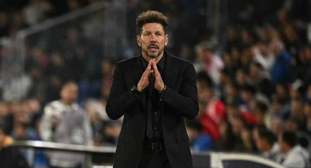 El Cholo Simeone en el área técnica del Colliseum.