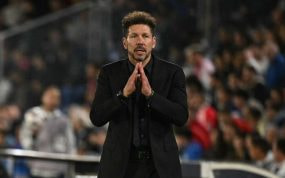El Cholo Simeone en el área técnica del Colliseum.