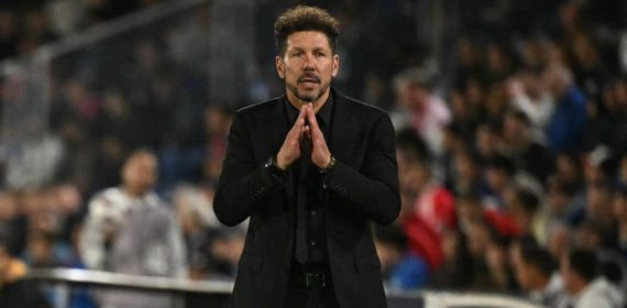 El Cholo Simeone en el área técnica del Colliseum.