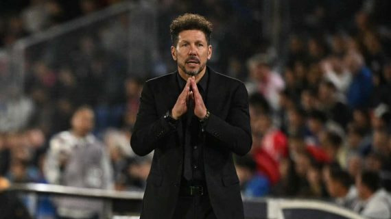 El Cholo Simeone en el área técnica del Colliseum.