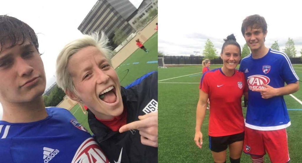 Megan Rapinoe y Ali Krieger posan con los jugadores de la selección sub-15 de una academia de Dallas.