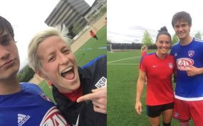 Megan Rapinoe y Ali Krieger posan con los jugadores de la selección sub-15 de una academia de Dallas.