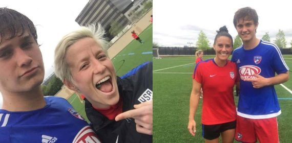 Megan Rapinoe y Ali Krieger posan con los jugadores de la selección sub-15 de una academia de Dallas.