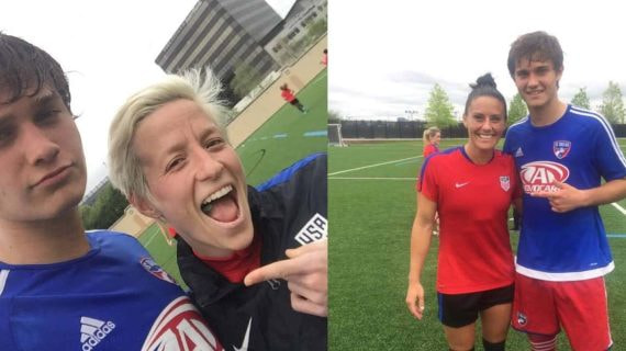 Megan Rapinoe y Ali Krieger posan con los jugadores de la selección sub-15 de una academia de Dallas.
