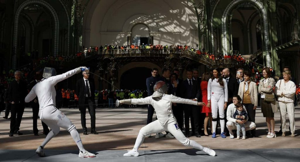 Exhibición de esgrima en París 2024.