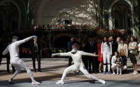 Exhibición de esgrima en París 2024.