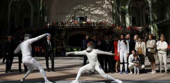 Exhibición de esgrima en París 2024.