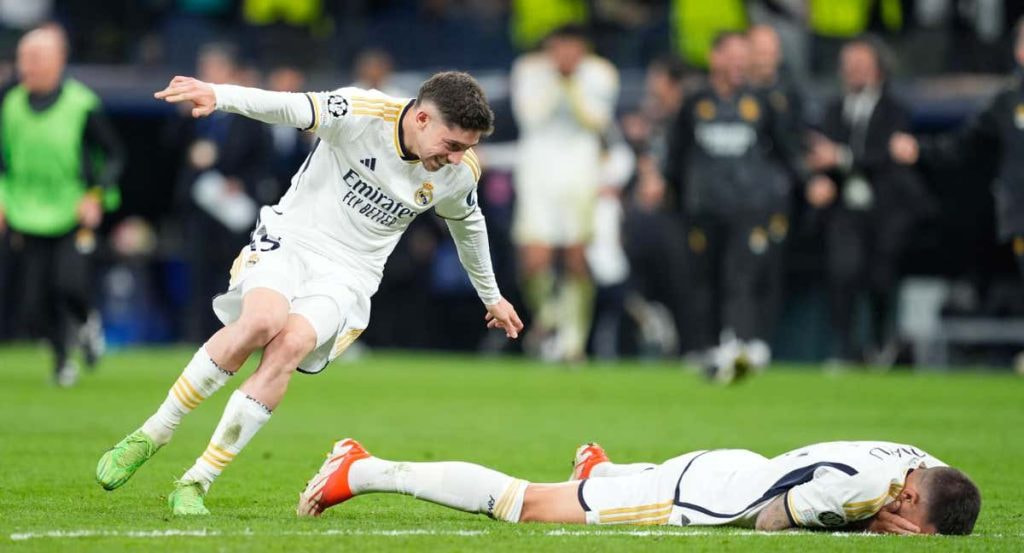 Fede Valverde corre a abrazar a Joselu tras confirmar su pase a la final de Champions League.