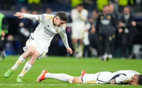 Fede Valverde corre a abrazar a Joselu tras confirmar su pase a la final de Champions League.