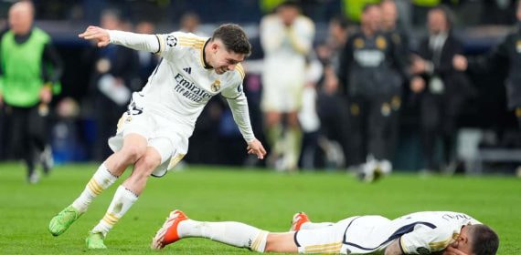Fede Valverde corre a abrazar a Joselu tras confirmar su pase a la final de Champions League.