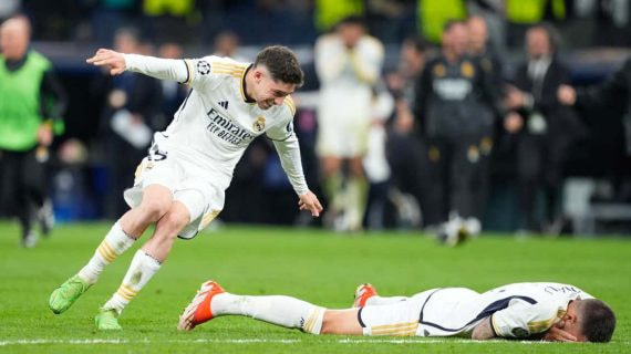 Fede Valverde corre a abrazar a Joselu tras confirmar su pase a la final de Champions League.