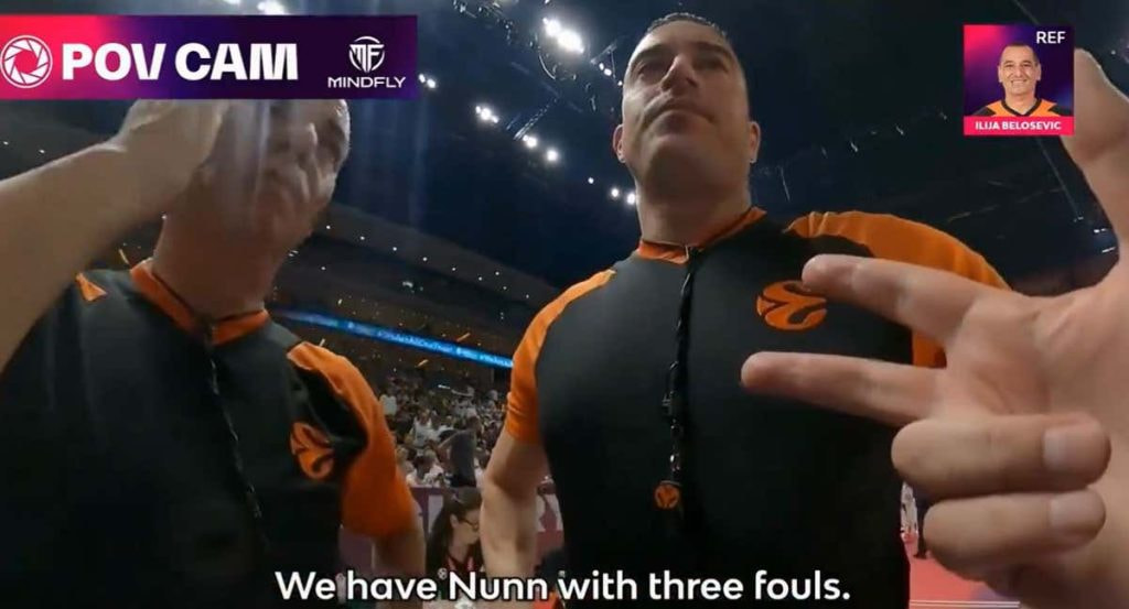 Momento de la conversación de los tres árbitros en plena final de la Euroliga.