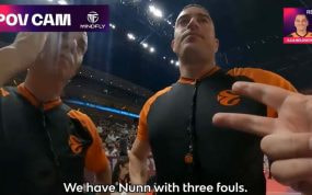 Momento de la conversación de los tres árbitros en plena final de la Euroliga.