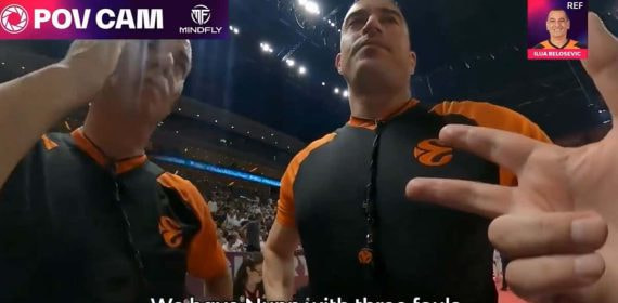 Momento de la conversación de los tres árbitros en plena final de la Euroliga.