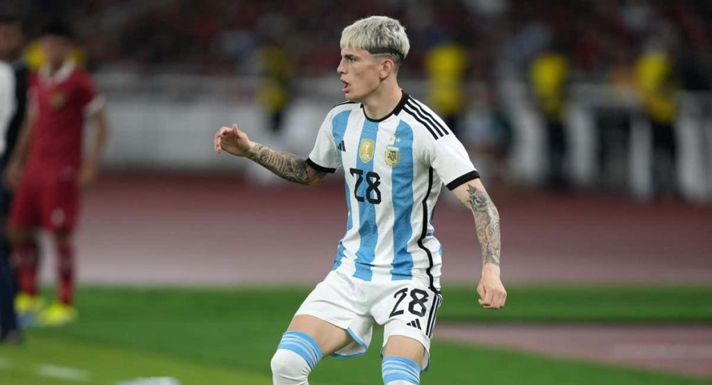 Alejandro Garnacho, en un partido con Argentina.