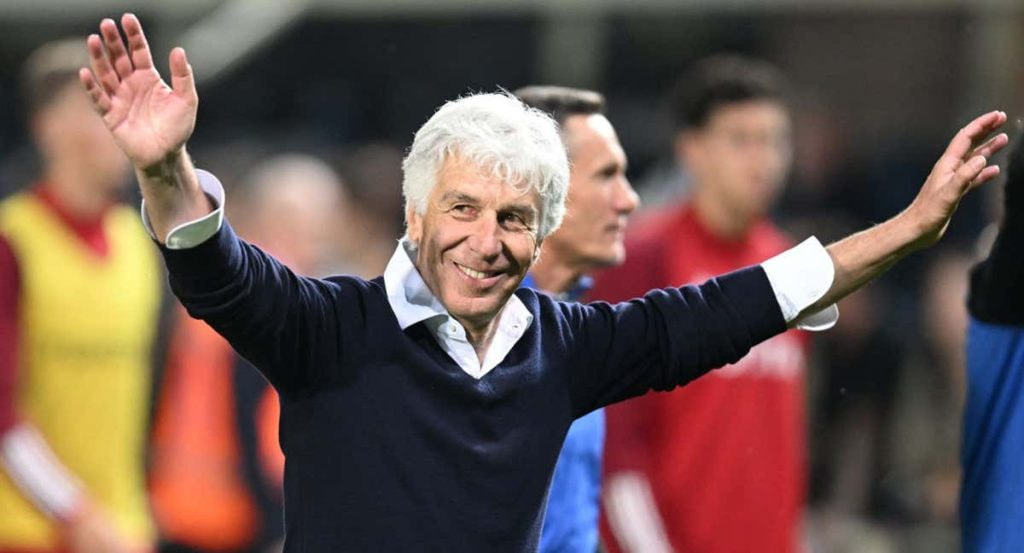 Gasperini levanta los brazos en señal de agradecimiento a su afición.