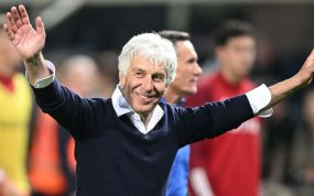 Gasperini levanta los brazos en señal de agradecimiento a su afición.