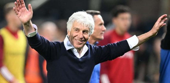 Gasperini levanta los brazos en señal de agradecimiento a su afición.
