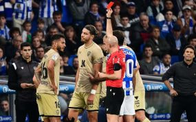 González Fuertes expulsa a Luis Suárez en el Real Sociedad-Almería.