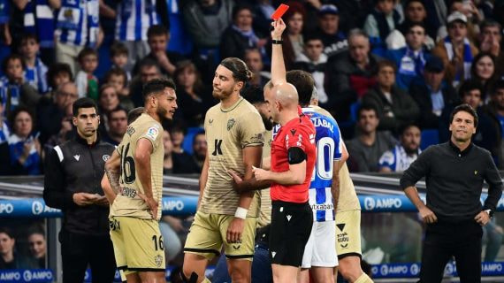 González Fuertes expulsa a Luis Suárez en el Real Sociedad-Almería.