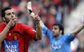 Dani Güiza, celebra uno de sus goles con el Mallorca.