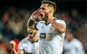 Hugo Duro celebra un gol en Mestalla.