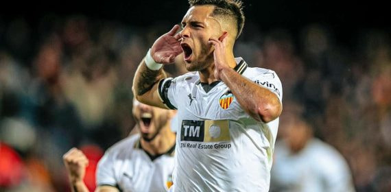 Hugo Duro celebra un gol en Mestalla.