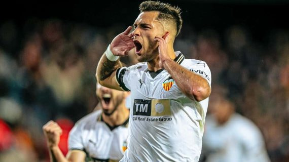 Hugo Duro celebra un gol en Mestalla.