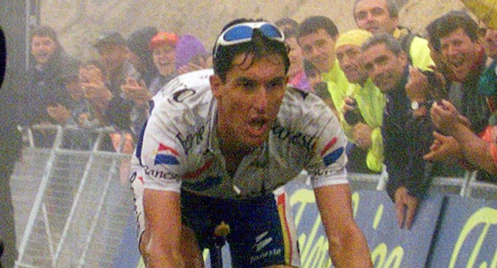 Jose María Jiménez cruza la meta en el Angliru en la vuelta a España de 1999