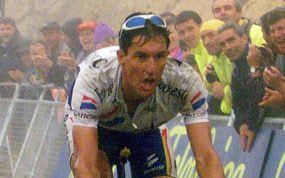Jose María Jiménez cruza la meta en el Angliru en la vuelta a España de 1999