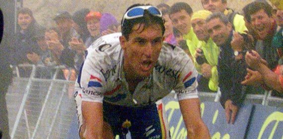 Jose María Jiménez cruza la meta en el Angliru en la vuelta a España de 1999