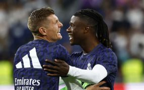 Kroos sonríe junto a Camavinga en un calentamiento del Real Madrid.