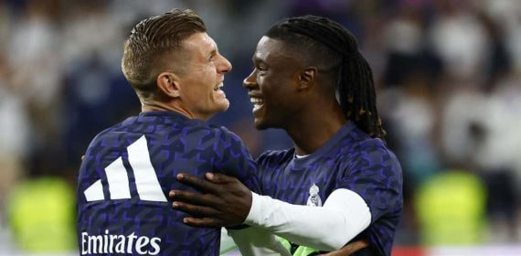 Kroos sonríe junto a Camavinga en un calentamiento del Real Madrid.