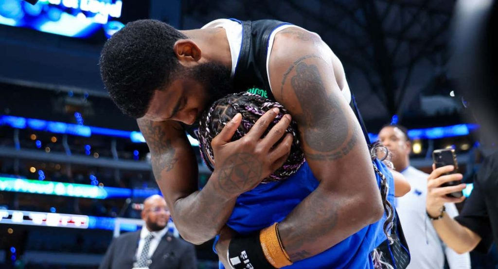 Kyrie Irving abraza a su hijo tras lograr la clasificación para las finales del Oeste.