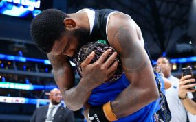 Kyrie Irving abraza a su hijo tras lograr la clasificación para las finales del Oeste.
