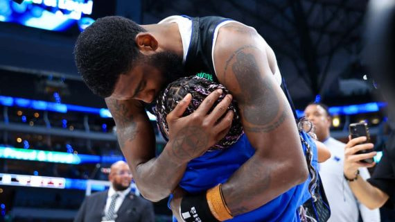 Kyrie Irving abraza a su hijo tras lograr la clasificación para las finales del Oeste.