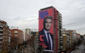 Joan Laporta, presidente del FC Barcelona, en la famosa lona en frente del Santiago Bernabéu.