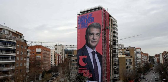 Joan Laporta, presidente del FC Barcelona, en la famosa lona en frente del Santiago Bernabéu.