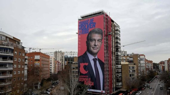 Joan Laporta, presidente del FC Barcelona, en la famosa lona en frente del Santiago Bernabéu.