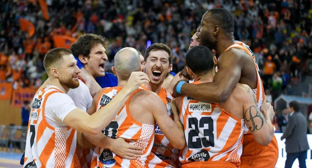 Los jugadores del Leyma Coruña celebran un triunfo.